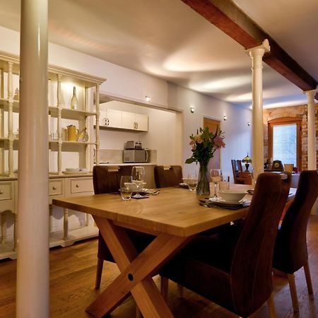 Stylish Town Centre Stay - 2-Bed Luxury Suite With Wifi 斯坦福德 外观 照片