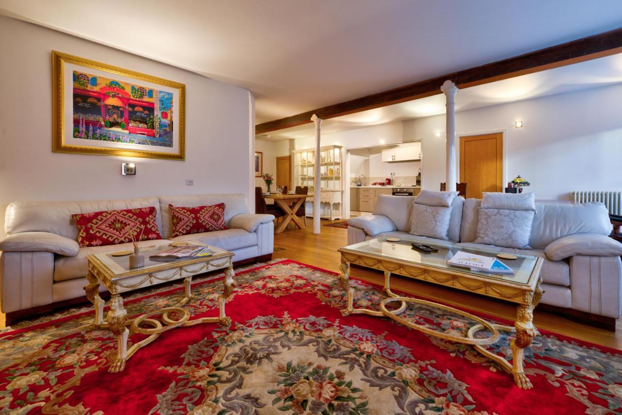 Stylish Town Centre Stay - 2-Bed Luxury Suite With Wifi 斯坦福德 外观 照片