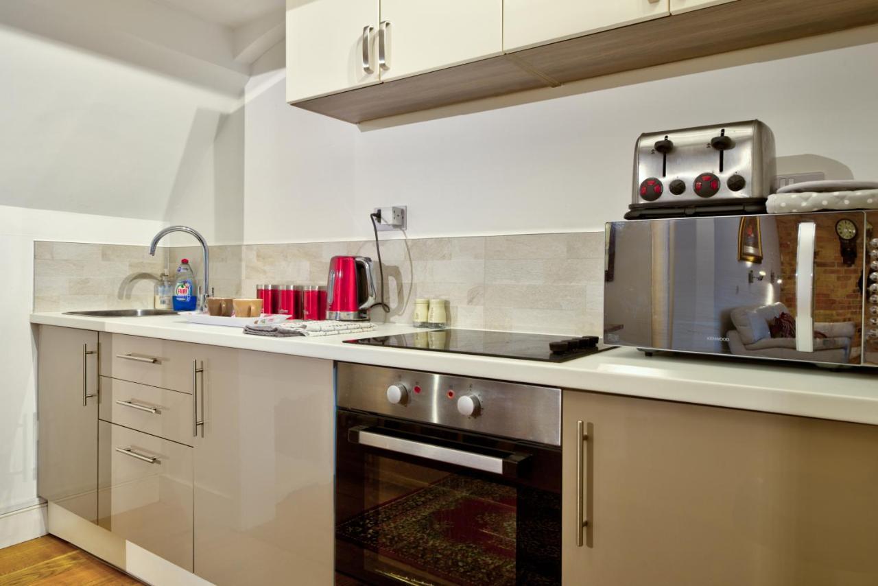 Stylish Town Centre Stay - 2-Bed Luxury Suite With Wifi 斯坦福德 外观 照片
