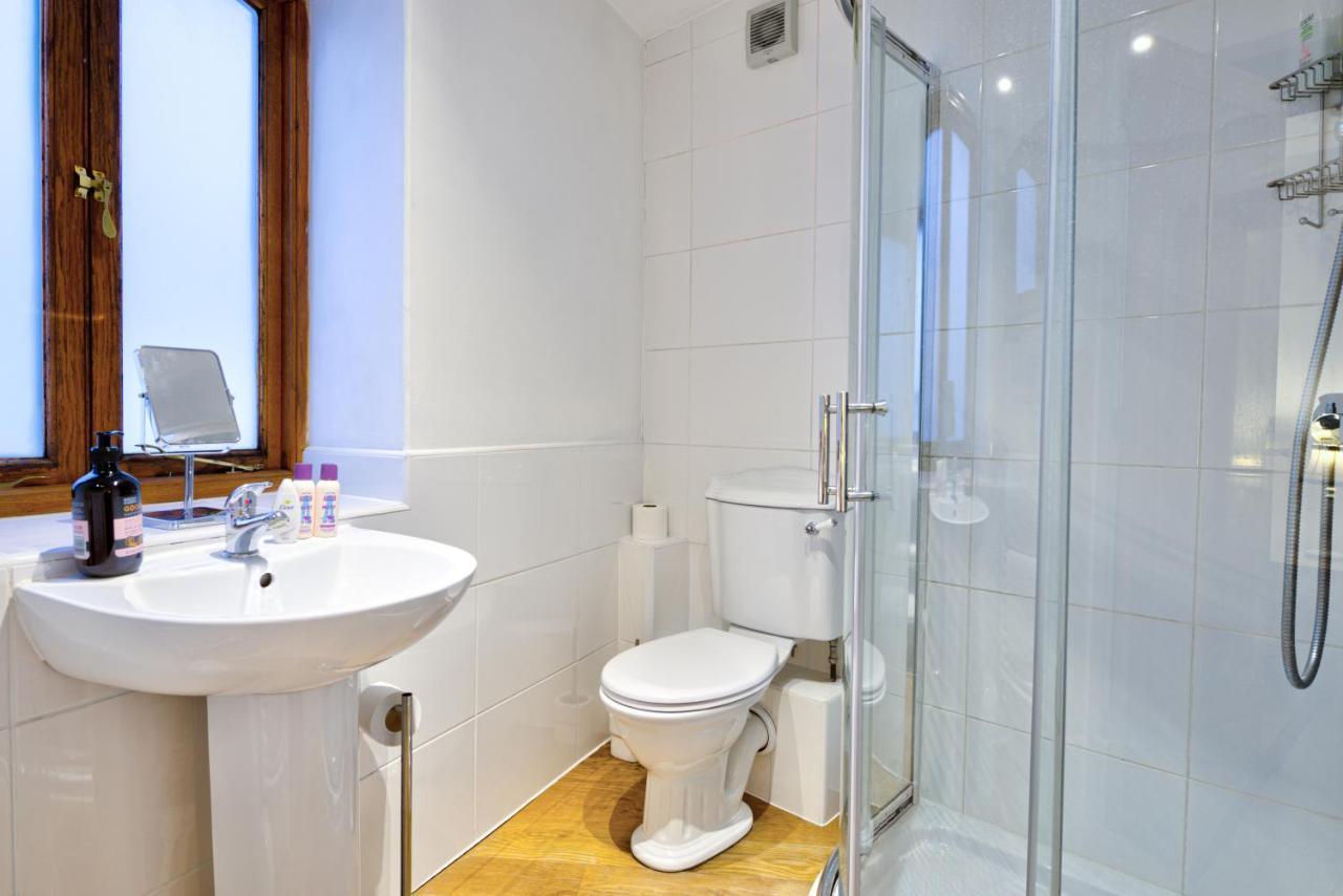 Stylish Town Centre Stay - 2-Bed Luxury Suite With Wifi 斯坦福德 外观 照片