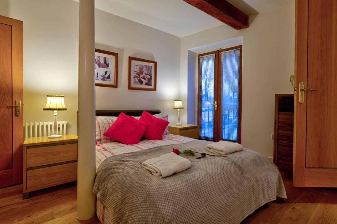 Stylish Town Centre Stay - 2-Bed Luxury Suite With Wifi 斯坦福德 外观 照片