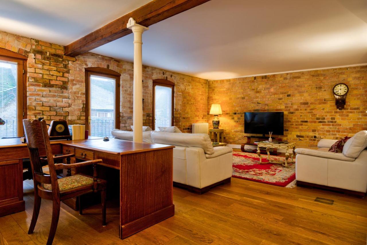 Stylish Town Centre Stay - 2-Bed Luxury Suite With Wifi 斯坦福德 外观 照片
